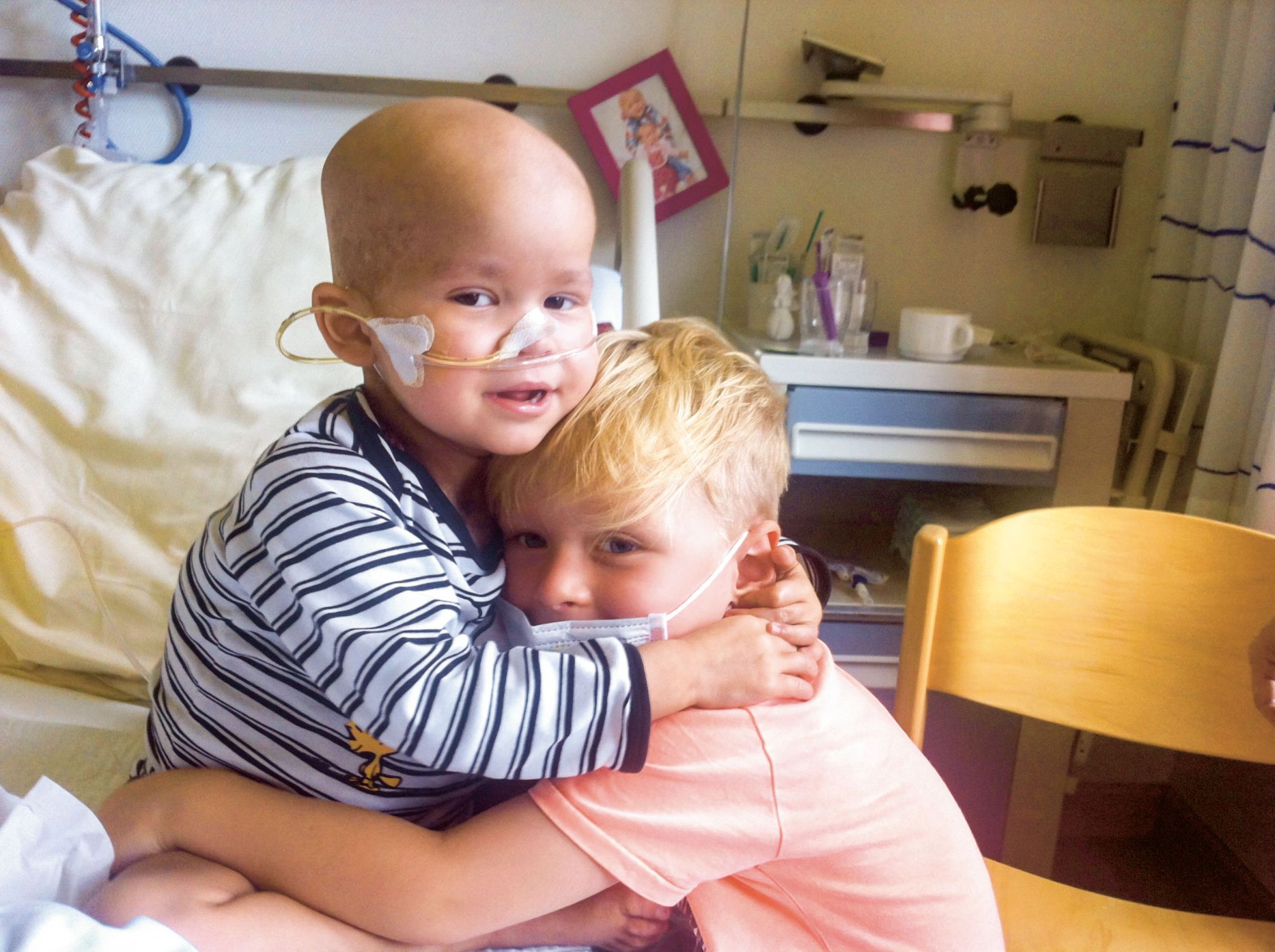Krebskrankes Kind mit seinem Bruder