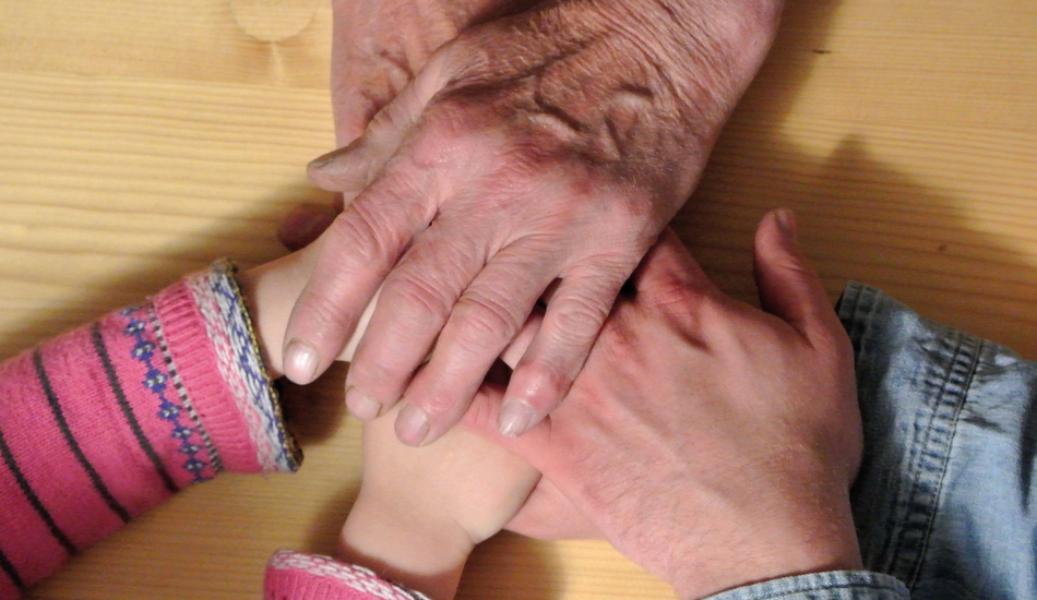 hände verschiedenen alters übereinandergelegt