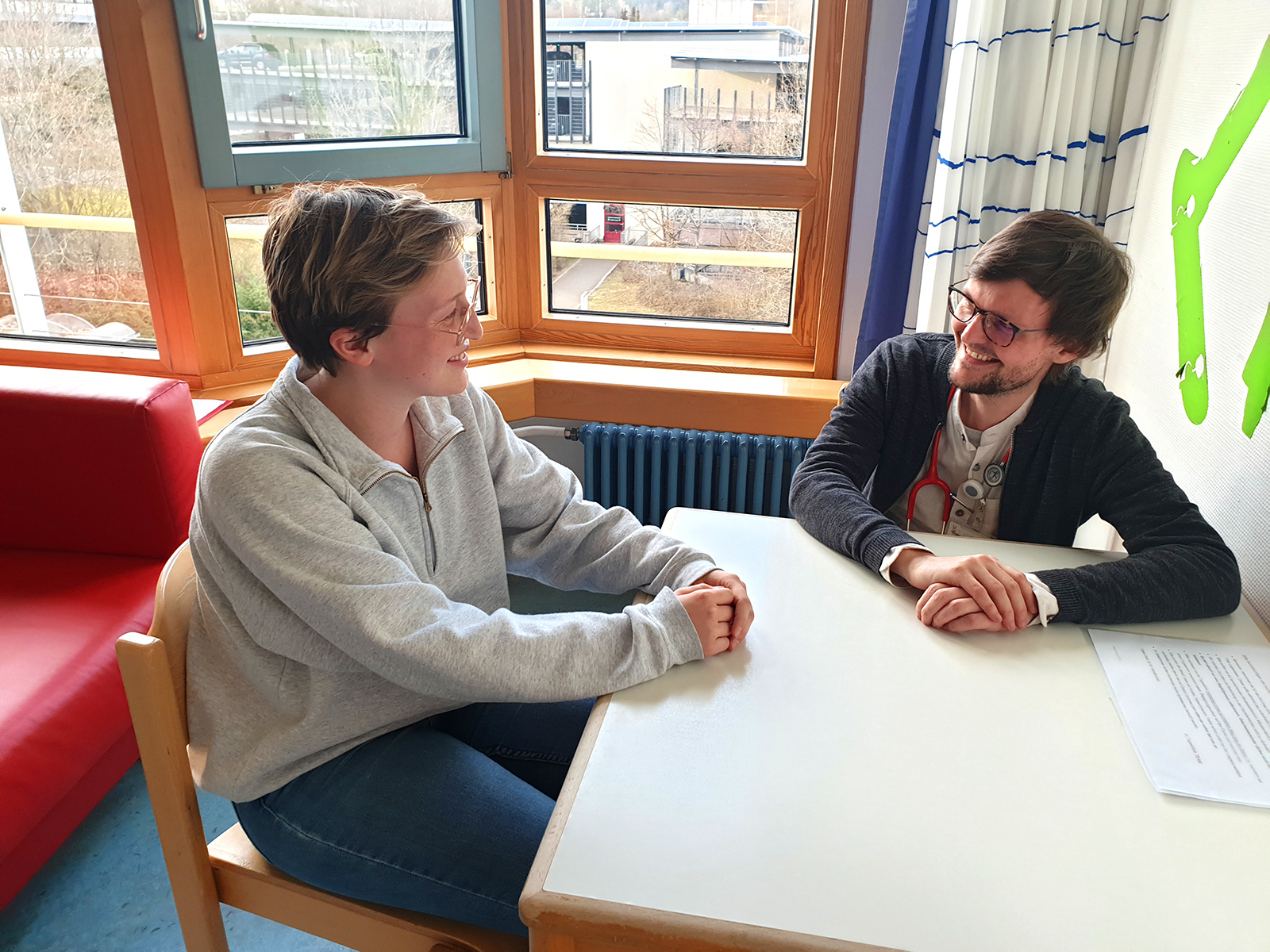 krebsüberlebender mit nachsorgebetreuerin