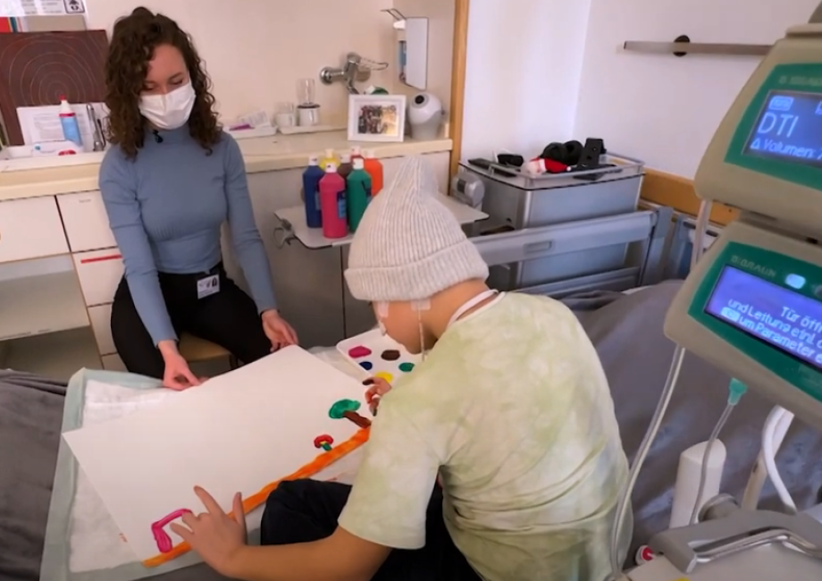 Unsere Kunsttherapeutin bei der Arbeit auf Station
