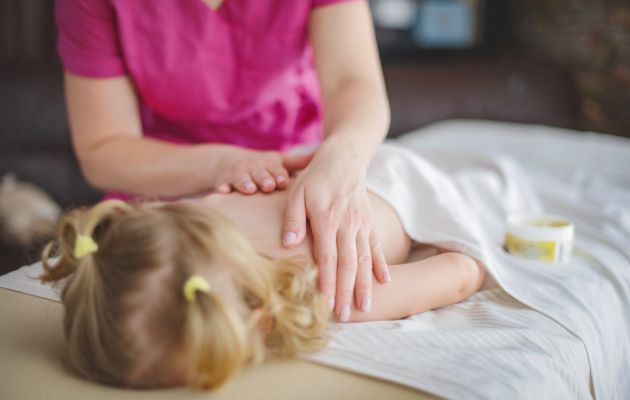 Kleinkind wird therapeutisch massiert