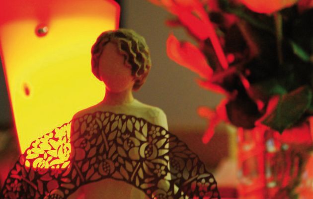 Tonfigur in rotem Licht