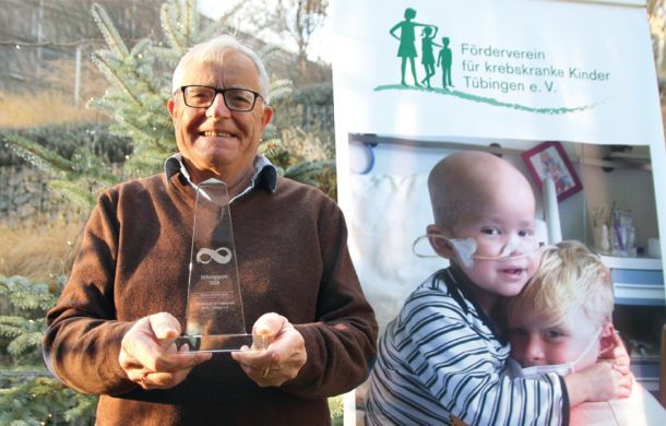 Anton Hofmann mit dem Pokal