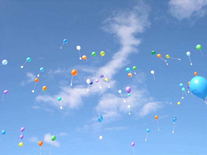 Luftballons, die in den Himmel gelassen werden