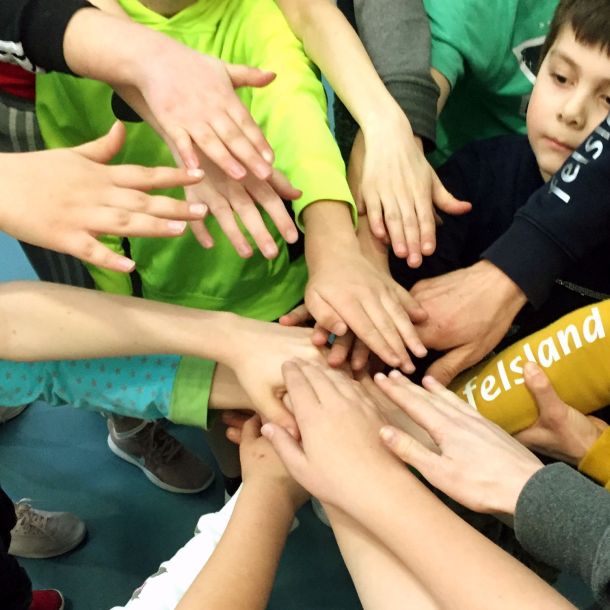 kinder halten die hände zusammen