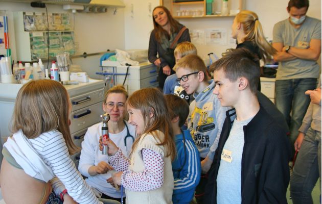 Kinder, die mit Arzt-Instrumenten spielen dürfen