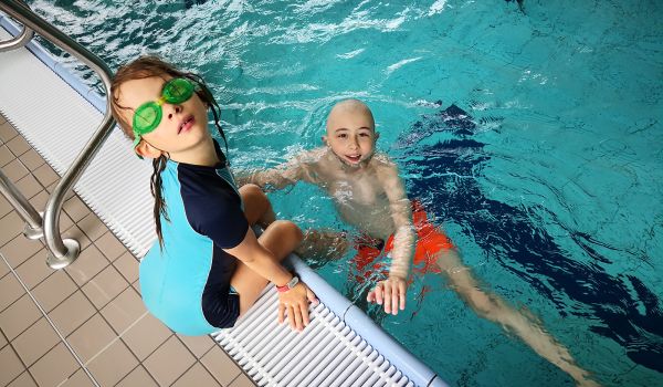 Krebskranke Kinder im Schwimmbad