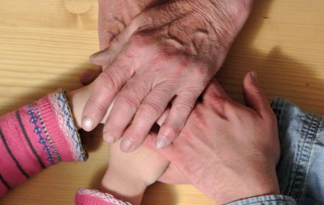 Hände verschiedenen Alters übereinander gelegt