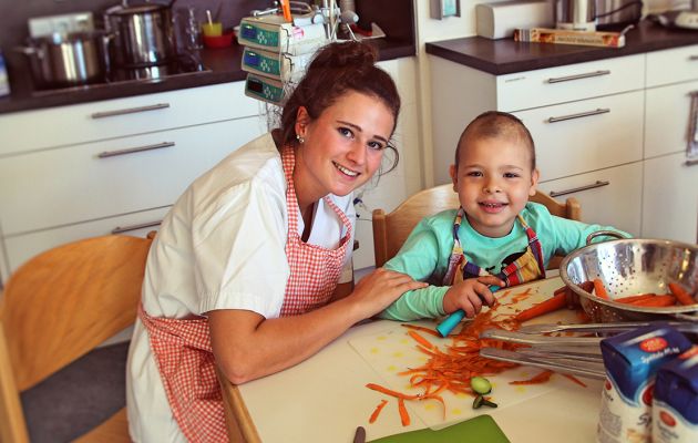 Betreuerin kocht mit Kind auf Station