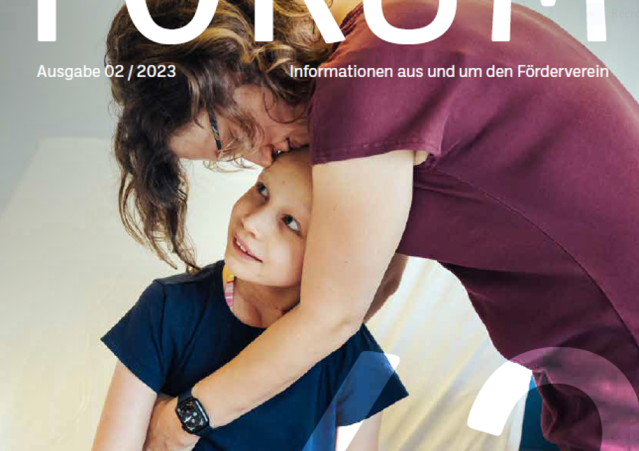Titelcover der Zeitschrift FORUM- eine Mutter mit ihrem krebskranken Kind