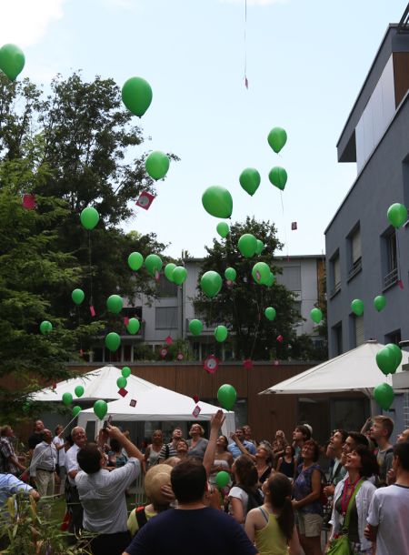 Menschen lassen Luftballons in den Himmel