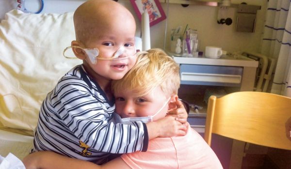 Krebskrankes Kind mit seinem Bruder
