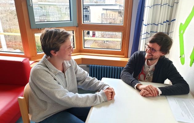 Krebsüberlebender Patient spricht mit Nachsorgebetreuerin