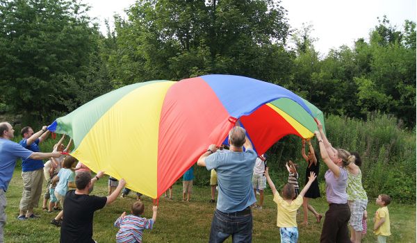 Familien mit buntem Segeltuch