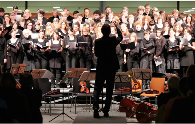 Ein Chor auf einer Bühne